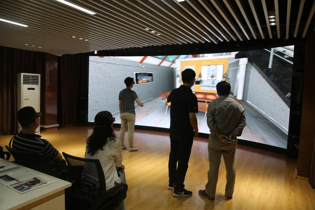 在南阳理工学院计算机与2138CC太阳集团进行VR体验